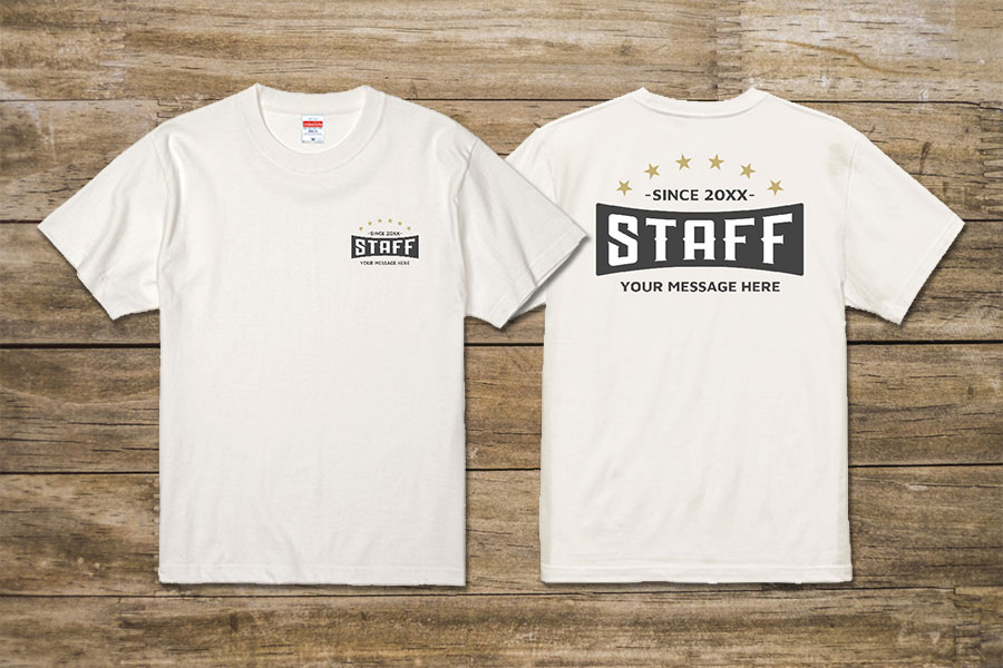 カジュアルロゴがおしゃれなスタッフTシャツをオリジナルでプリント　スタッフTシャツのテンプレート