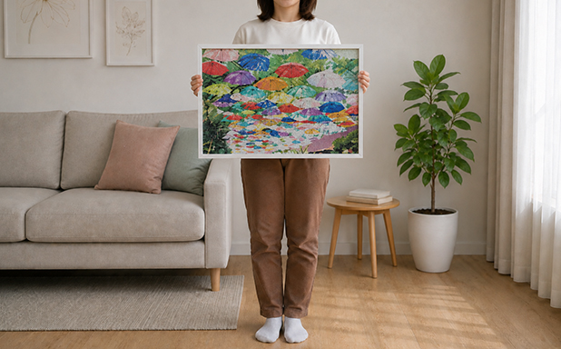 大人が53×38cmの500ピースジグソーパズルを胸の前で持ったサイズ感
