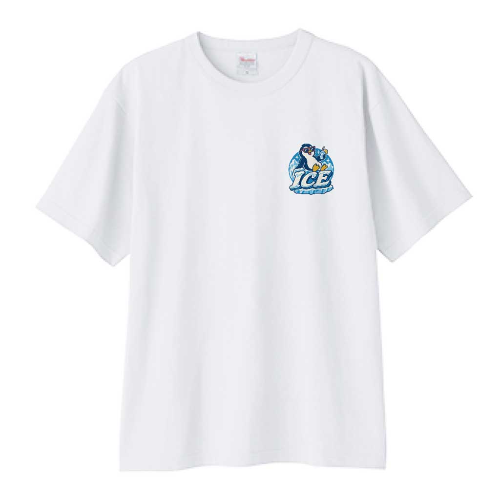白Tシャツの左胸に約10cmでヴィンテージショップロゴを配置した合成イメージ