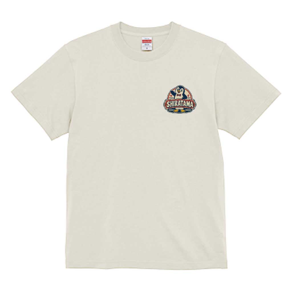ライトグレーTシャツの左胸に約10cmで昭和レトロ・看板風ロゴを配置した合成イメージ
