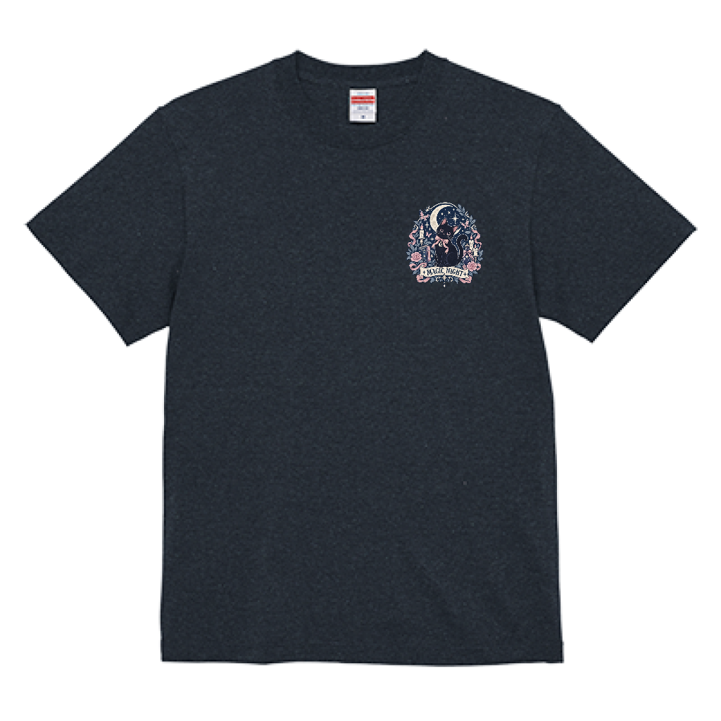 ネイビーTシャツの左胸に約10cmでWhimsy Gothロゴを配置した合成イメージ