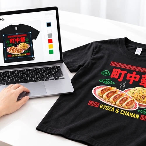 パソコンでデザインした町中華Tシャツの制作イメージ
