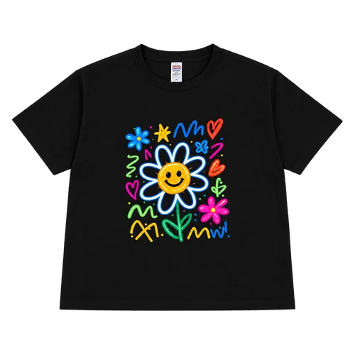 子どもの絵をイメージしたカラフルな花柄の黒Tシャツ